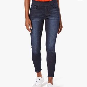 Levi - pull on skinny jeans size 10